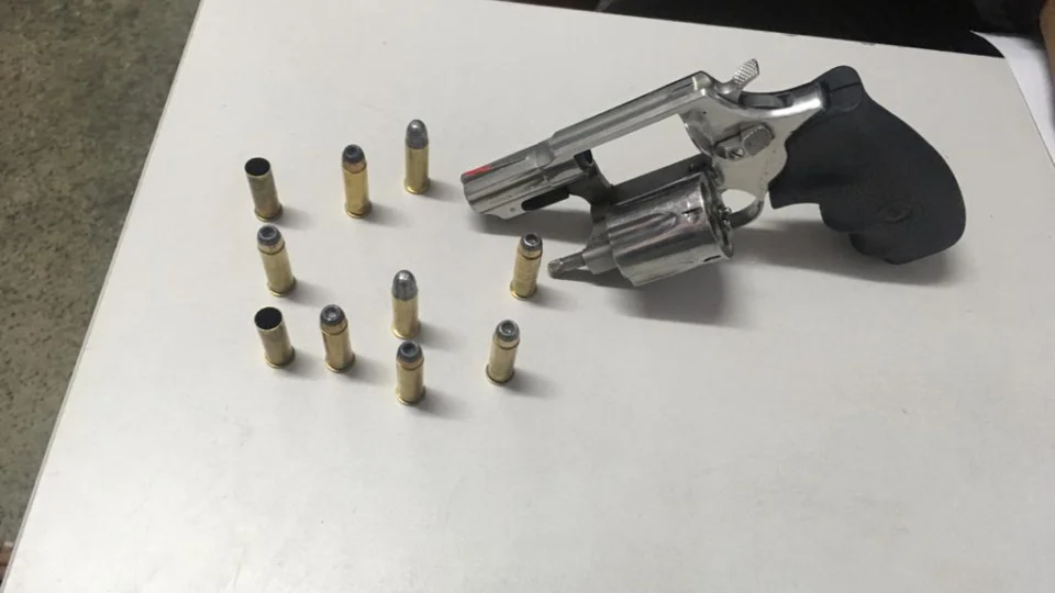 PM prende cinco homens e apreende uma arma na zona Sul de Manaus