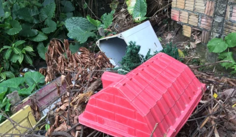 Lixo jogado nas ruas provoca enxurradas e moradores reclamam de transtornos, no bairro Redenção