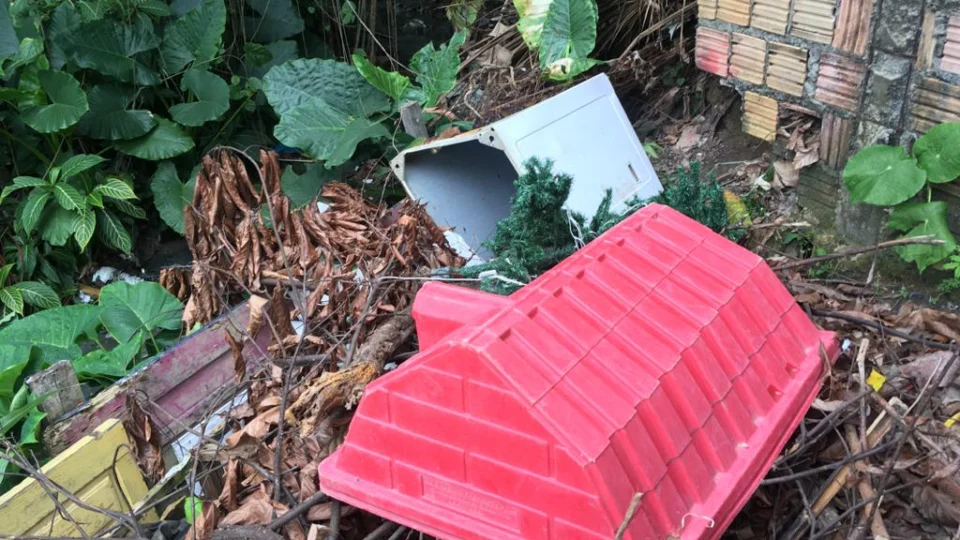 Lixo jogado nas ruas provoca enxurradas e moradores reclamam de transtornos, no bairro Redenção
