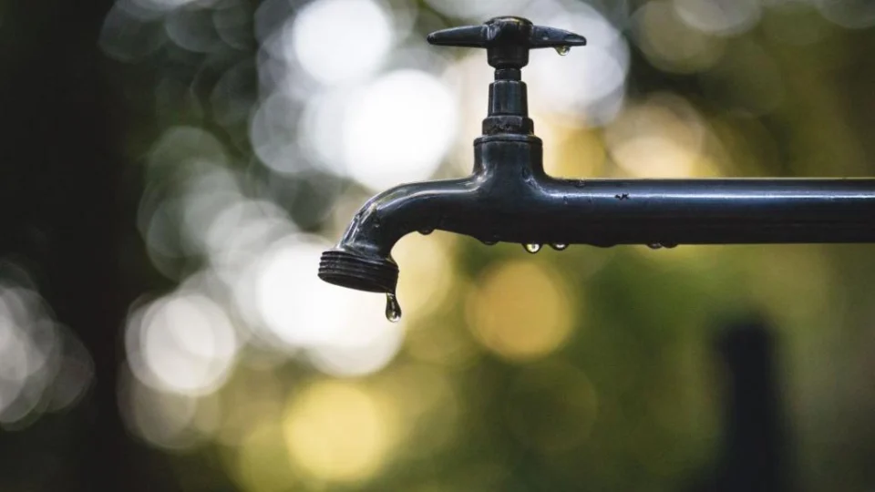 Falta de energia elétrica afeta o sistema de abastecimento de água tratada em Manaus