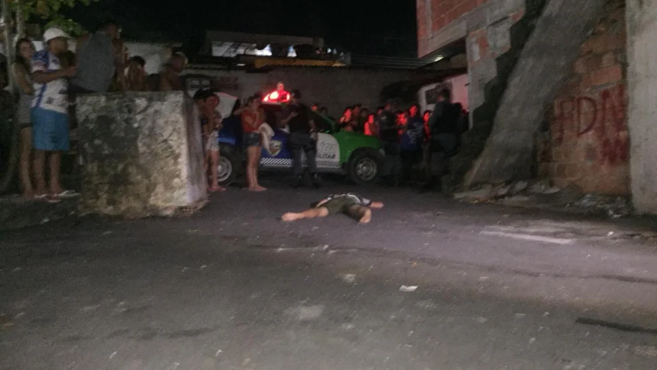 Jovem é executado com 6 tiros e morre em frente aos familiares, na zona Norte de Manaus