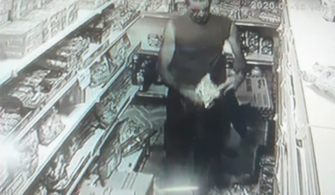 Homem é flagrado por câmera de segurança cometendo furto em mercadinho