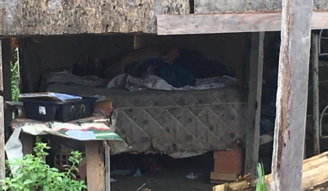 ‘Tornozeleira’ é assassinado com tiro no pescoço dentro de barraco em comunidade da zona Norte