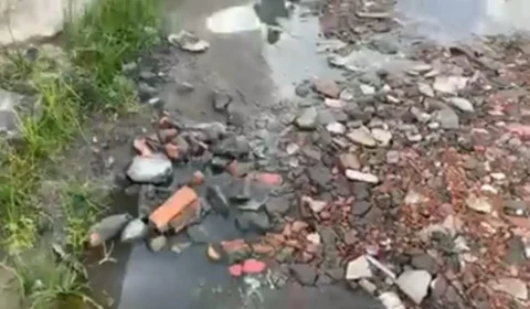 Por causa dos buracos, ônibus deixam de transitar em rua de comunidade na zona Leste