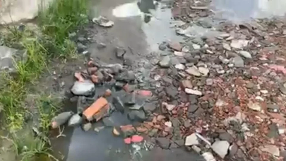 Por causa dos buracos, ônibus deixam de transitar em rua de comunidade na zona Leste