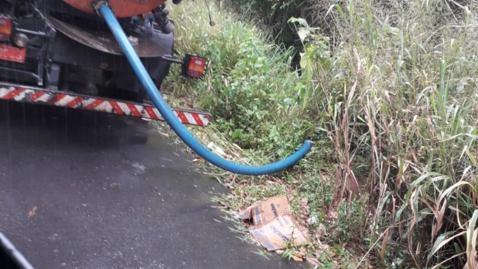 VÍDEO: “Limpa Fossa” é flagrado despejando dejetos de maneira irregular em igarapé em Manaus
