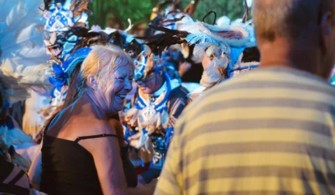 Turistas estrangeiros são embalados em show do Caprichoso com ritmo o “Amor está no ar”