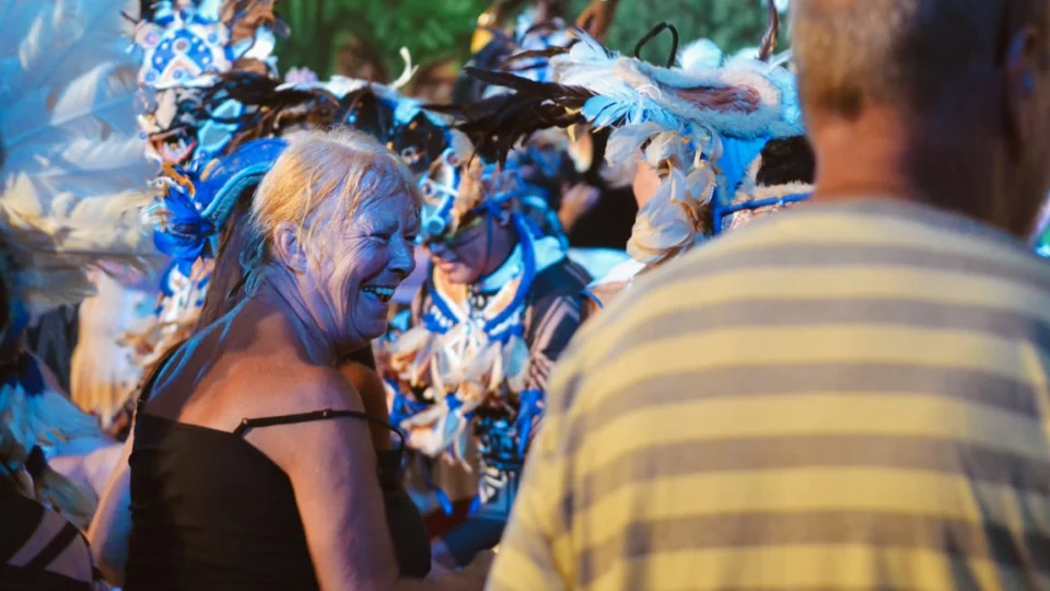 Turistas estrangeiros são embalados em show do Caprichoso com ritmo o “Amor está no ar”