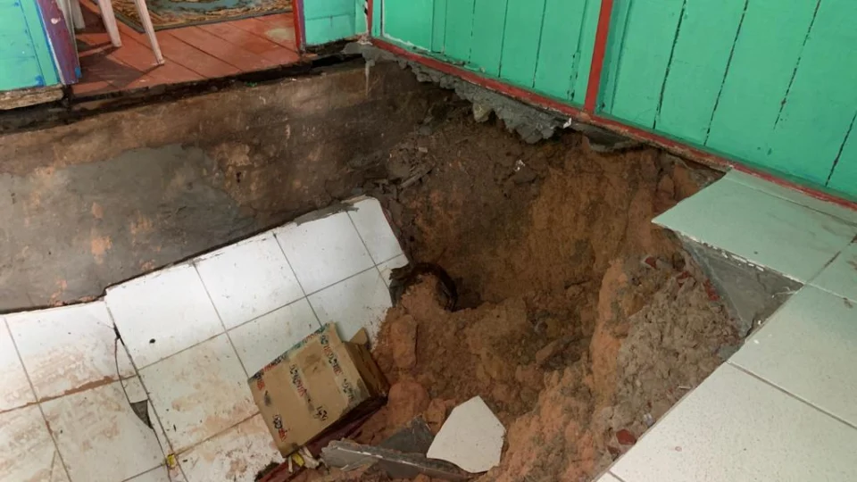 Casa é completamente alagada com enxurrada e chão de sala afunda, no bairro Petrópolis