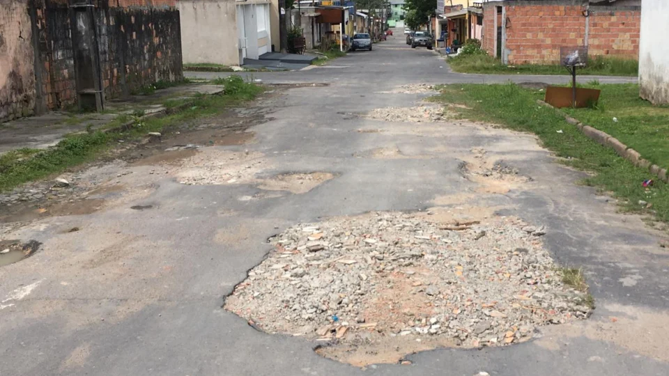 Morador denuncia que buracos dificultam locomoção da irmã cadeirante na zona Norte de Manaus