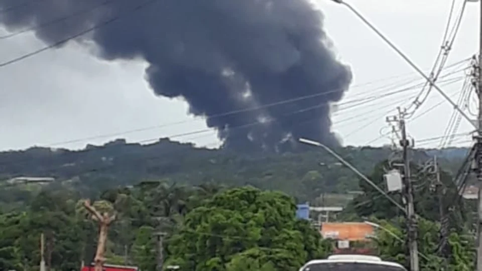 Incêndio atinge usina de reciclagem de plásticos na zona Leste de Manaus