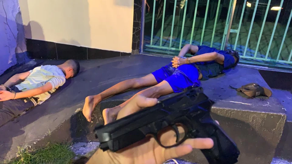 Polícia prende dupla com celulares roubados e arma de brinquedo no Zumbi
