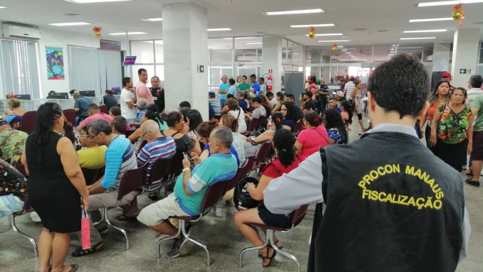 Três agências bancárias são autuadas pelo Procon, por desrespeito à Lei das Filas