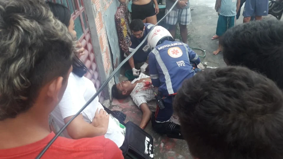 Homem agoniza no chão após ser surpreendido por 5 tiros, no bairro Novo Aleixo, zona Norte