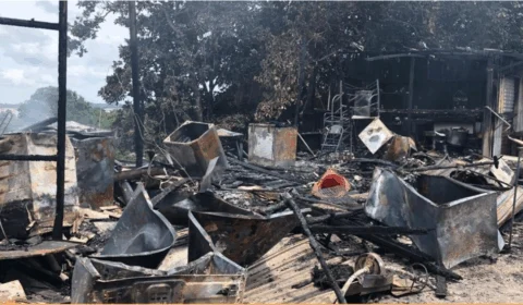 Incêndio destrói centro comercial durante a madrugada de Réveillon no Monte das Oliveiras