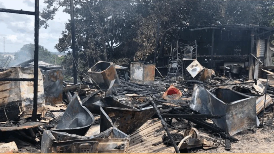 Incêndio destrói centro comercial durante a madrugada de Réveillon no Monte das Oliveiras
