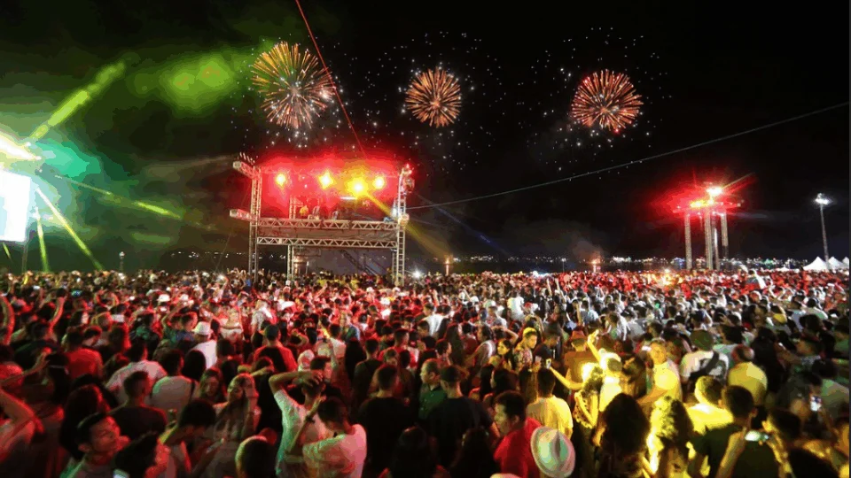 Veja vídeo que mostra prefeito Arthur sendo vaiado pelo público, durante discurso, na Ponta Negra