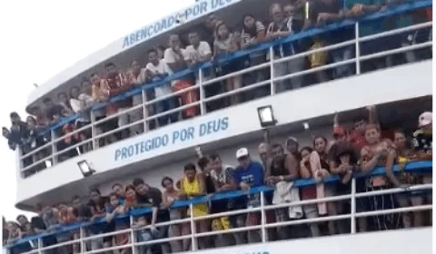Vídeo: navio de Santarém com destino à Manaus, tem superlotação e causa revolta, em Parintins