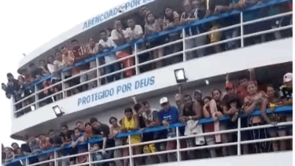 Vídeo: navio de Santarém com destino à Manaus, tem superlotação e causa revolta, em Parintins