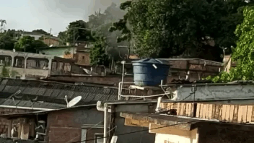 Vizinhos salvam duas crianças de incêndio, pois a mãe as teria deixado trancadas na noite anterior, no Lírio do Vale