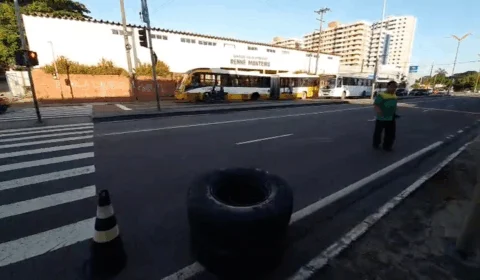 Perigo: pneu de ônibus articulado sai do eixo e vai parar do outro lado da via, na Av. Constantino Nery. Veja vídeo!