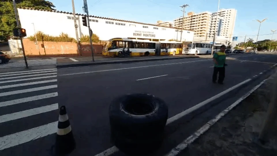 Perigo: pneu de ônibus articulado sai do eixo e vai parar do outro lado da via, na Av. Constantino Nery. Veja vídeo!
