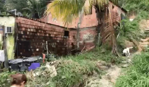 Deslizamento de terra devido a chuva causa terror a moradores do bairro Cidade de Deus