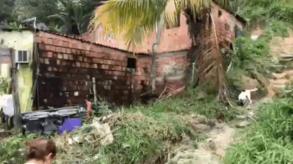 Deslizamento de terra devido a chuva causa terror a moradores do bairro Cidade de Deus