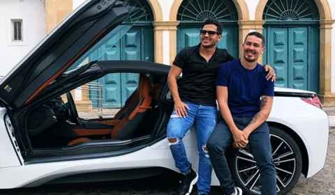 Carlinhos Maia presenteia marido com carrão no valor de R$ 700 mil