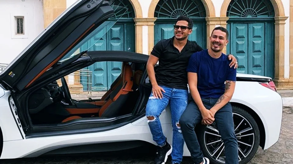 Carlinhos Maia presenteia marido com carrão no valor de R$ 700 mil