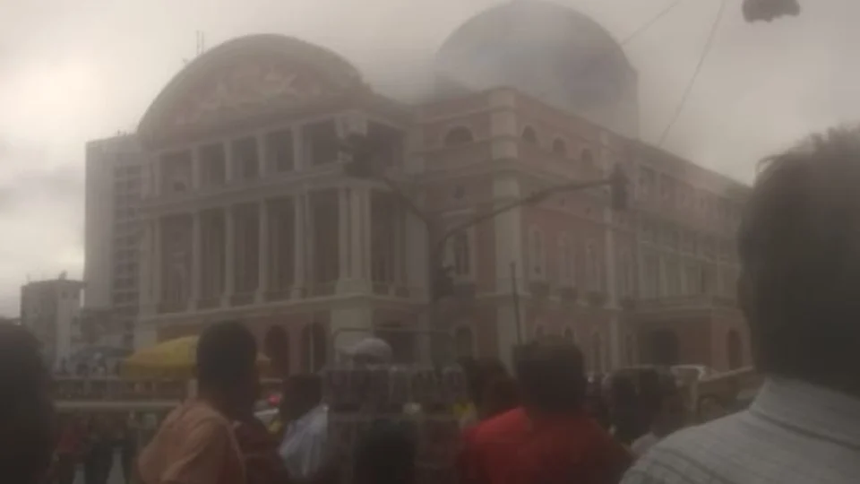 Fumaça no Teatro Amazonas assusta a população nesta segunda-feira (20)