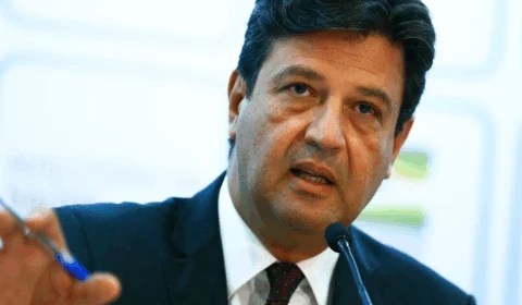 Após dia tenso, Henrique Mandetta é mantido como ministro da Saúde