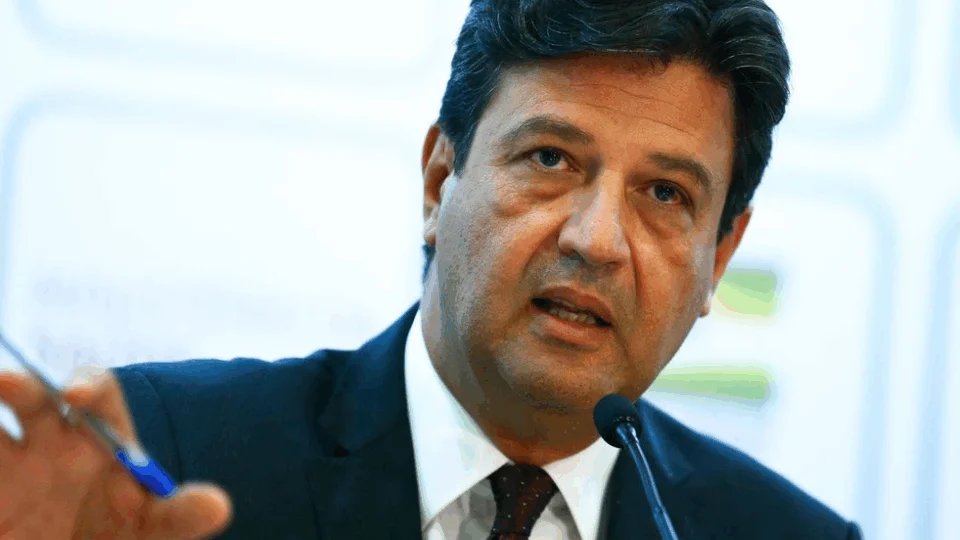 Após dia tenso, Henrique Mandetta é mantido como ministro da Saúde