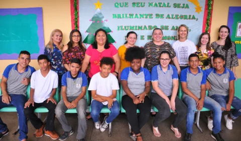 Projeto ajuda estudantes a permanecer na escola com política de correção série e idade