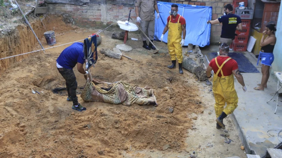 Homem que matou e enterrou a mulher no quintal de casa se entrega a polícia