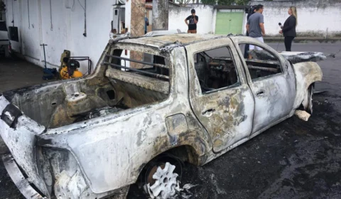 Vídeo: Após carro dar pane elétrica, pega fogo por completo no bairro Japiim