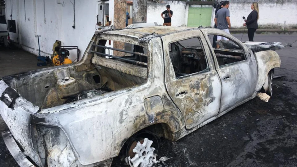 Vídeo: Após carro dar pane elétrica, pega fogo por completo no bairro Japiim