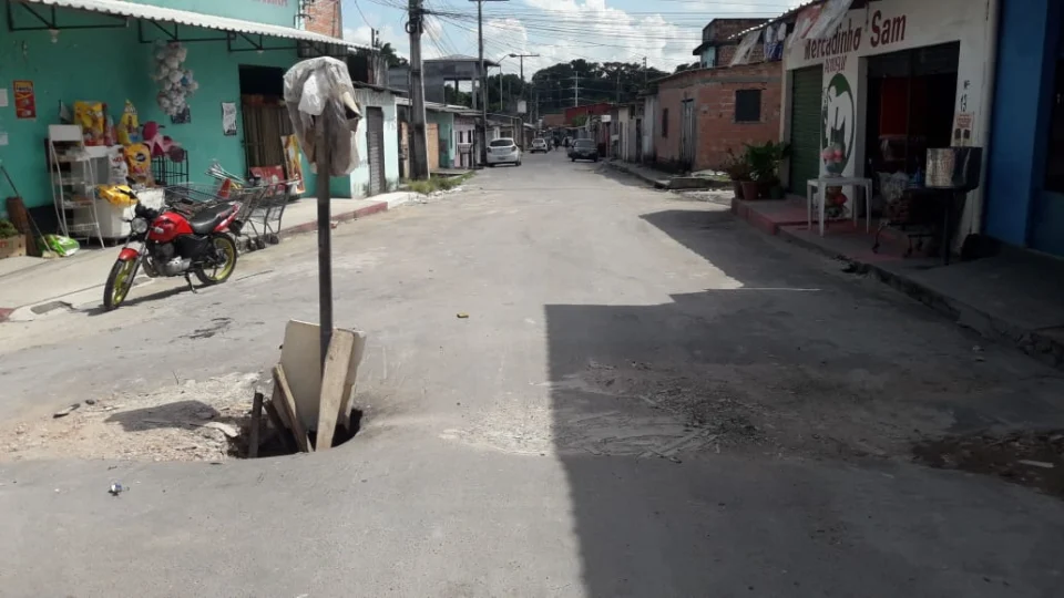 ‘Não tem carro que passe por aqui’, diz morador sobre buraco aberto há anos, na rua Rio Demendes