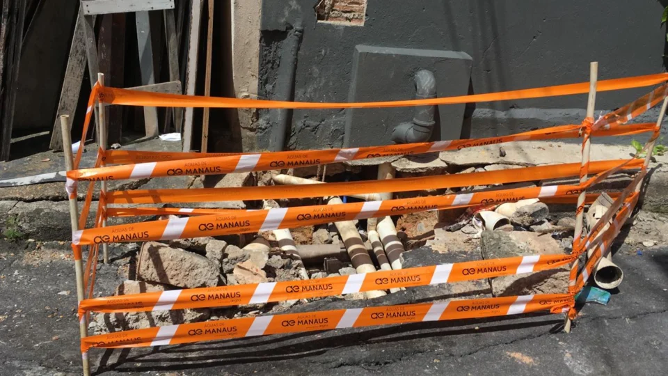 Criança de 7 anos de idade pede que o prefeito Arthur mande asfaltar sua rua, no bairro da União