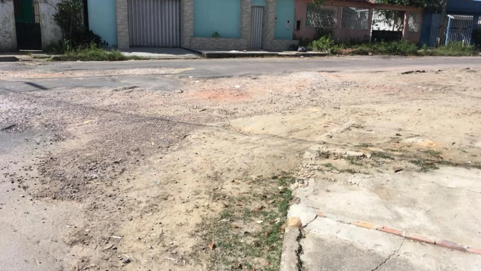 Moradores são obrigados a tapar buracos com cascalhos na avenida Arterial, bairro Novo Aleixo