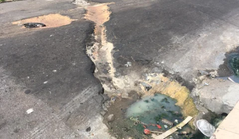 Águas de Manaus faz trabalho pela metade e deixa uma cratera enorme em rua no bairro Zumbi II, zona Leste