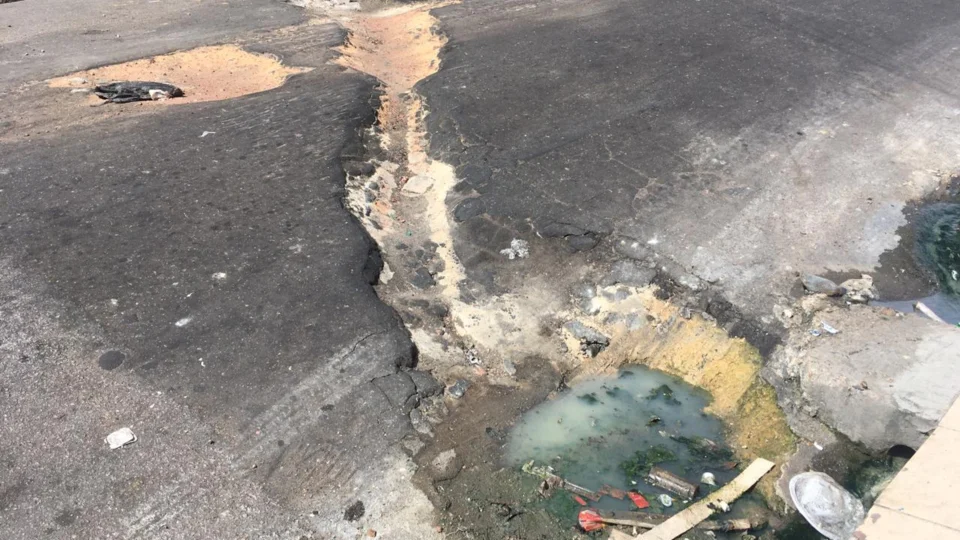 Águas de Manaus faz trabalho pela metade e deixa uma cratera enorme em rua no bairro Zumbi II, zona Leste