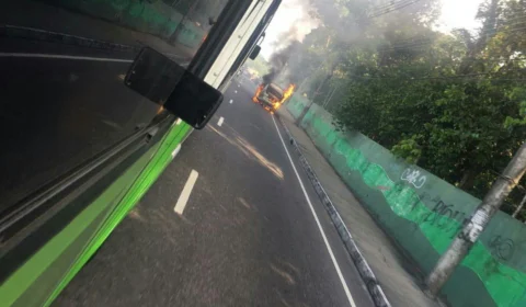 Imagens: Kombi que fazia transporte de sacos de carvão, pega fogo na av. Rodrigo Otávio