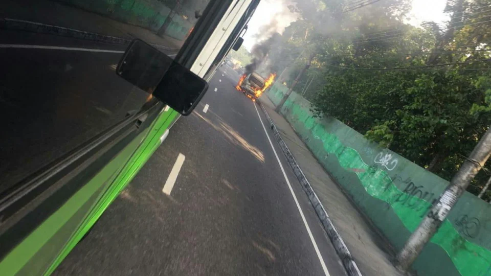 Imagens: Kombi que fazia transporte de sacos de carvão, pega fogo na av. Rodrigo Otávio
