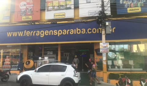 Criminosos assaltam caixas de lojas e atiram no local ao fugirem, na Zona Leste