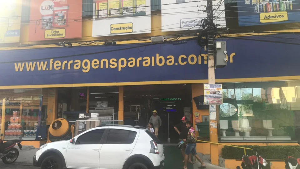 Criminosos assaltam caixas de lojas e atiram no local ao fugirem, na Zona Leste