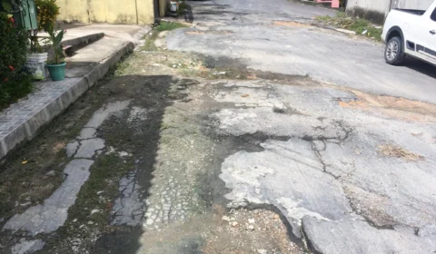 Moradores reclamam dos buracos em rua do Conjunto Boas Novas, zona Norte