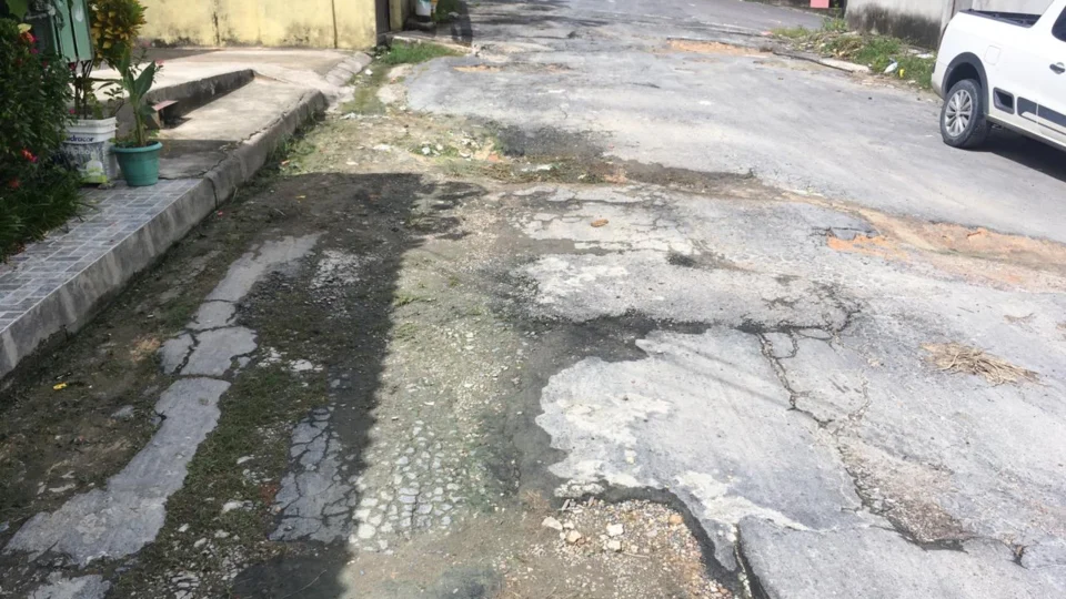 Moradores reclamam dos buracos em rua do Conjunto Boas Novas, zona Norte