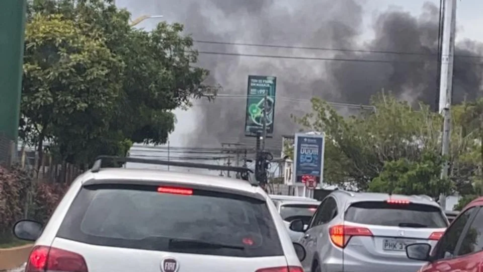 Incêndio atinge oficina de motores na Avenida Constatino Nery