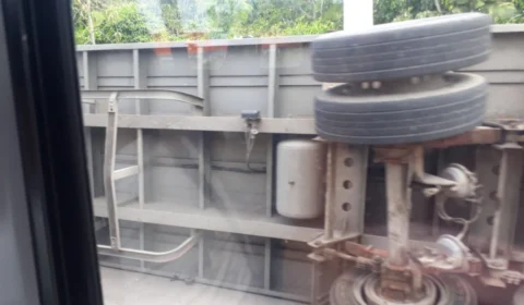 Carreta que fazia transporte de materiais, tomba na avenida buriti, próximo a Bola da Suframa